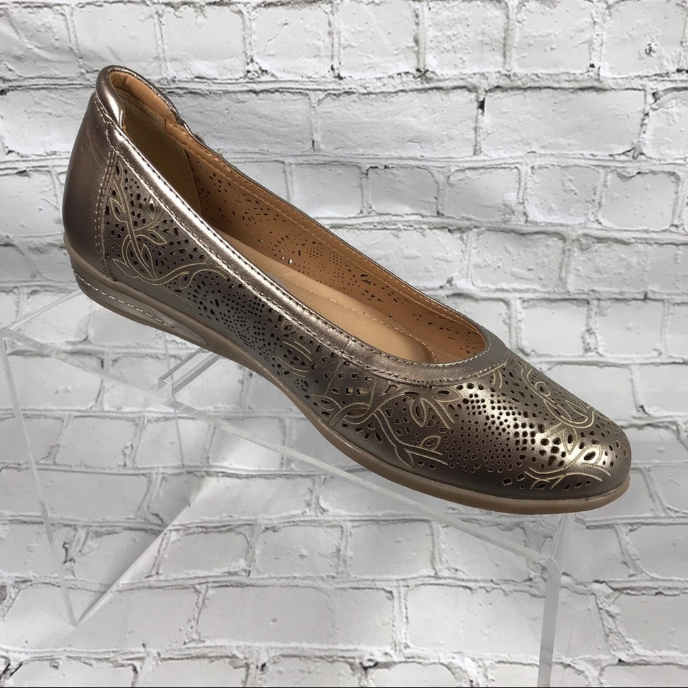 Earth slip on gold flats sz 6.5